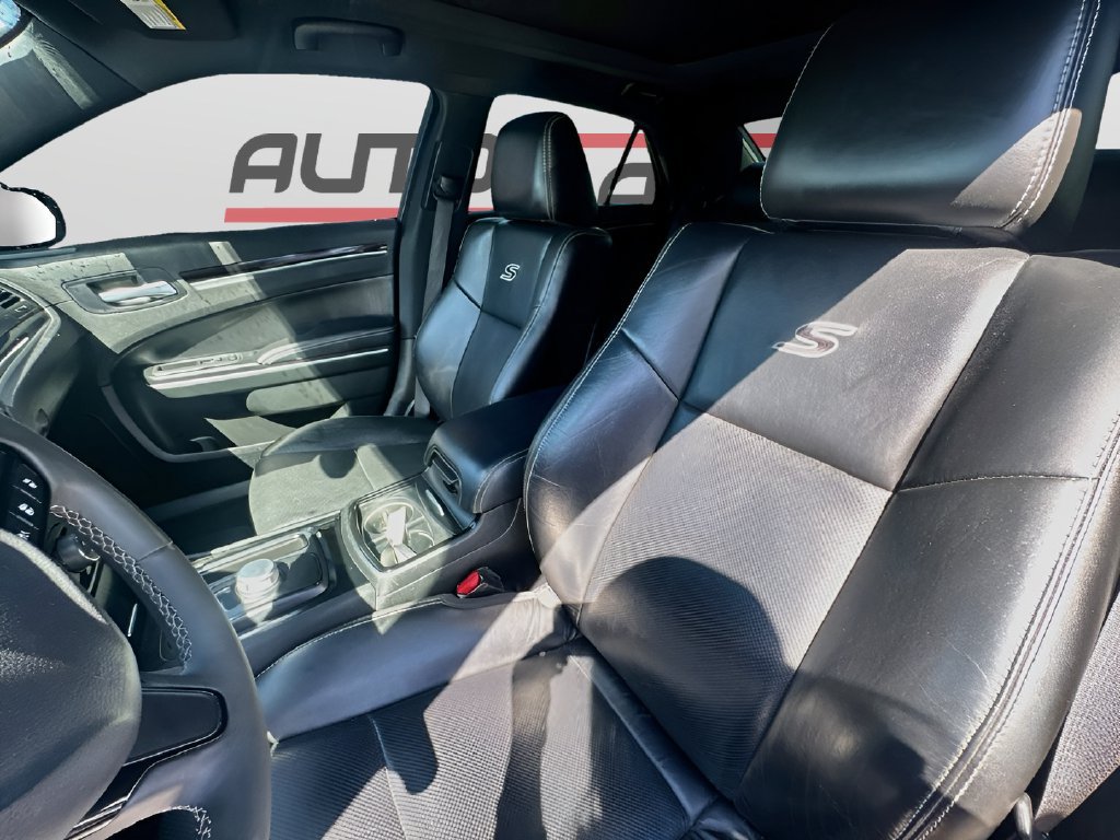 Used 2022 Chrysler 300 S w/ Comfort Group RWD image 19