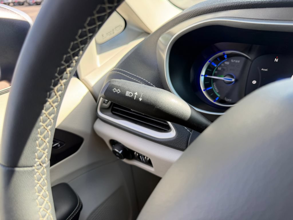 Used 2023 Chrysler Pacifica Touring-L FWD image 9