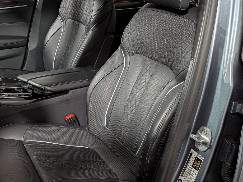 Used 2021 BMW M550i xDrive image 18