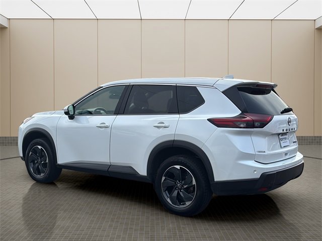Used 2024 Nissan Rogue SV image 3