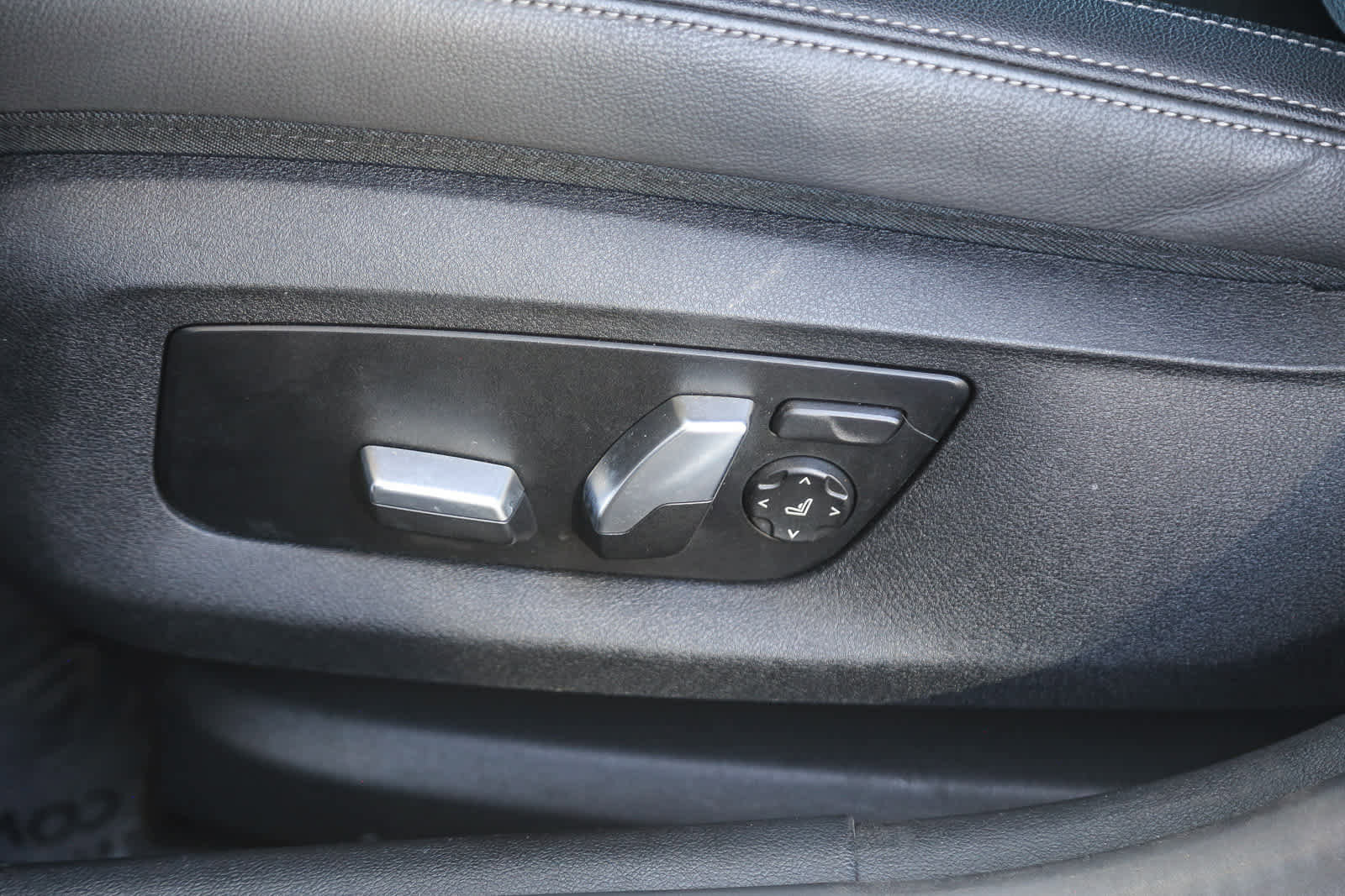 Used 2023 BMW 530e w/ Convenience Package image 18