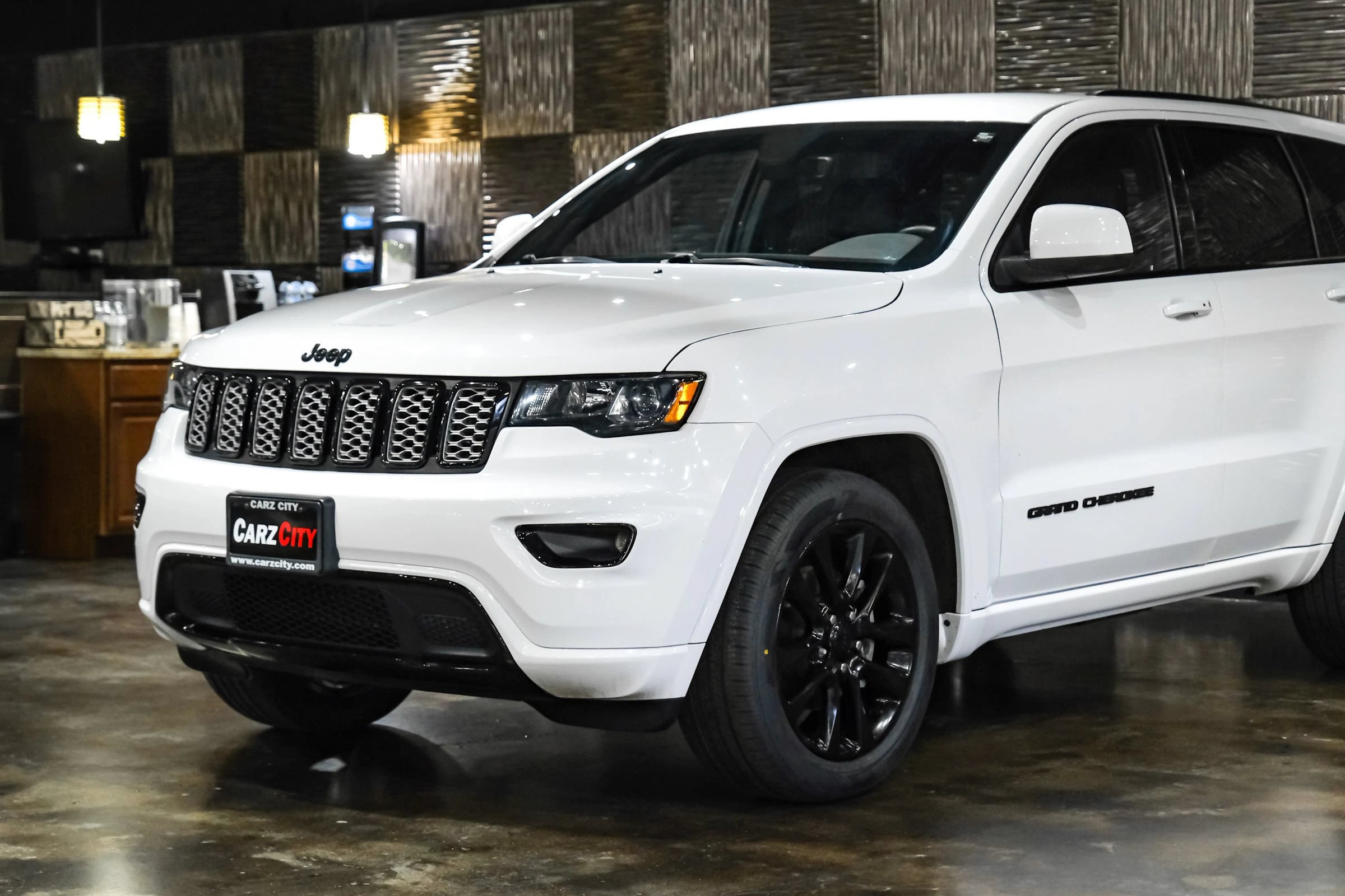 Used 2018 Jeep Grand Cherokee Altitude AWD/4WD image 7