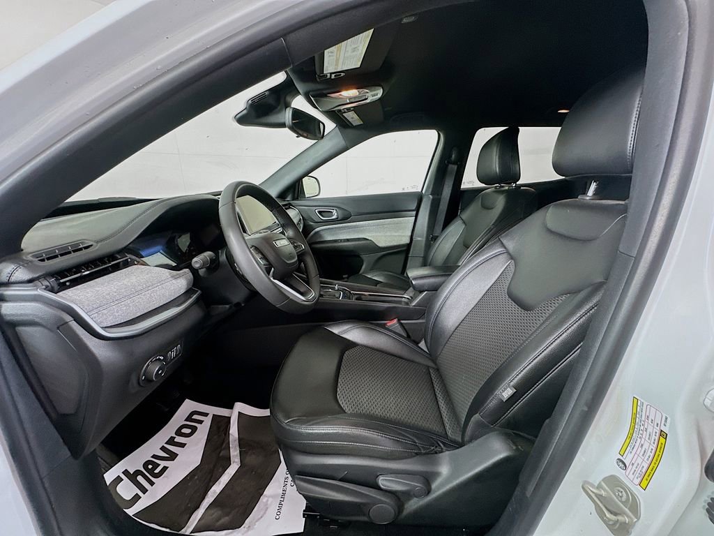 Used 2024 Jeep Compass Latitude image 19