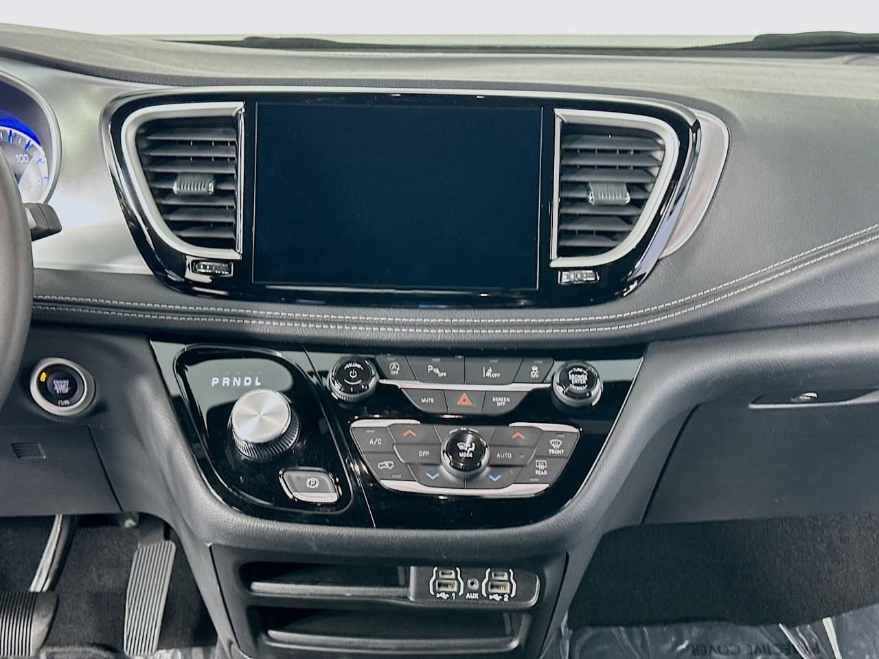 Used 2023 Chrysler Pacifica Touring image 13