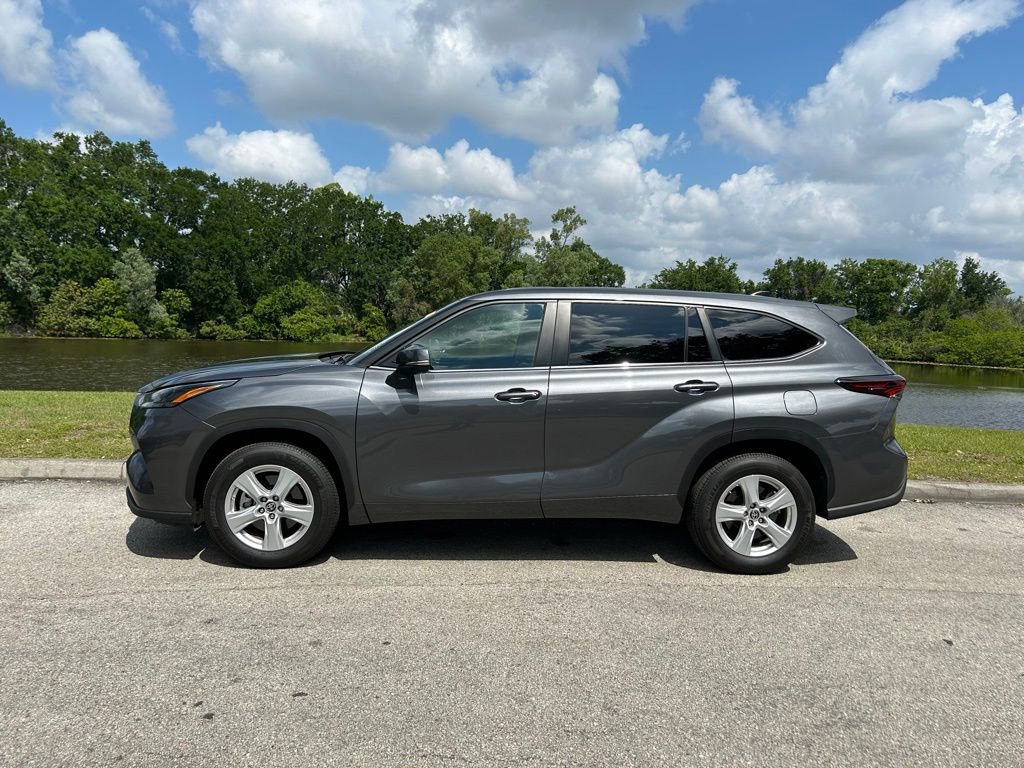 Used 2024 Toyota Highlander LE FWD image 2