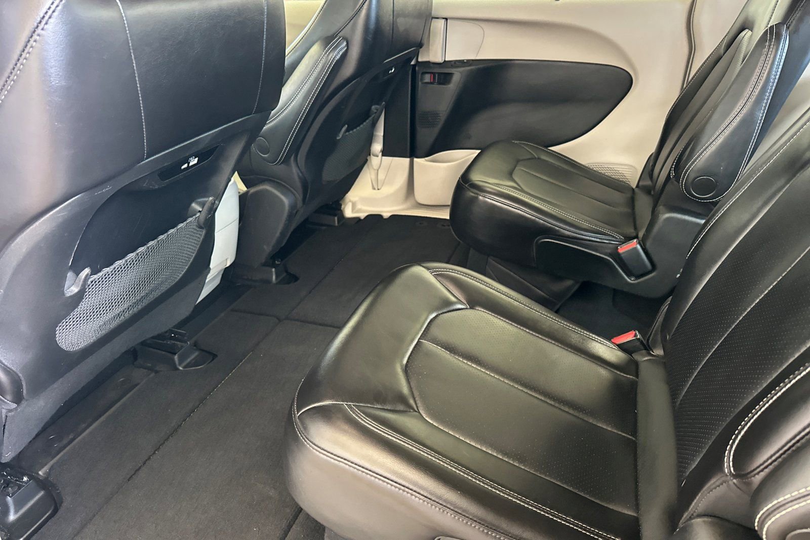 Used 2023 Chrysler Pacifica Touring-L FWD image 12