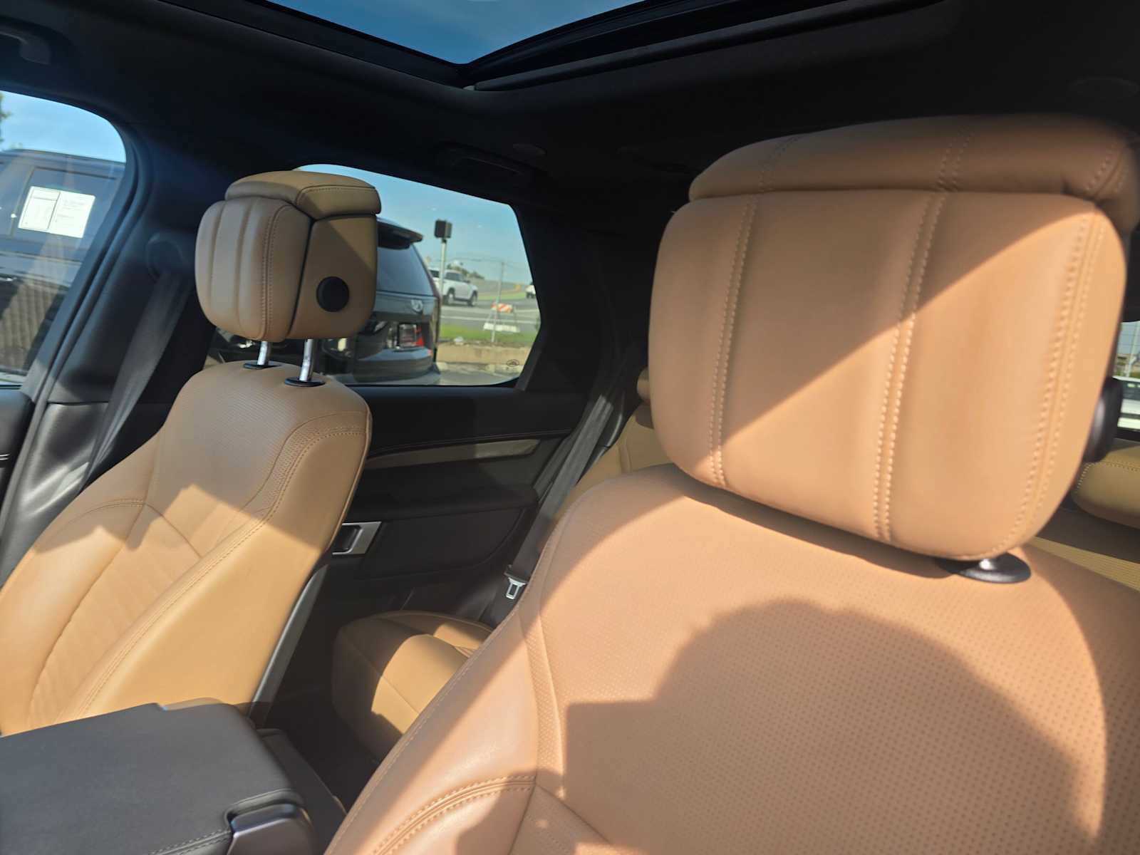 Used 2023 Land Rover Discovery Metropolitan Edition image 25