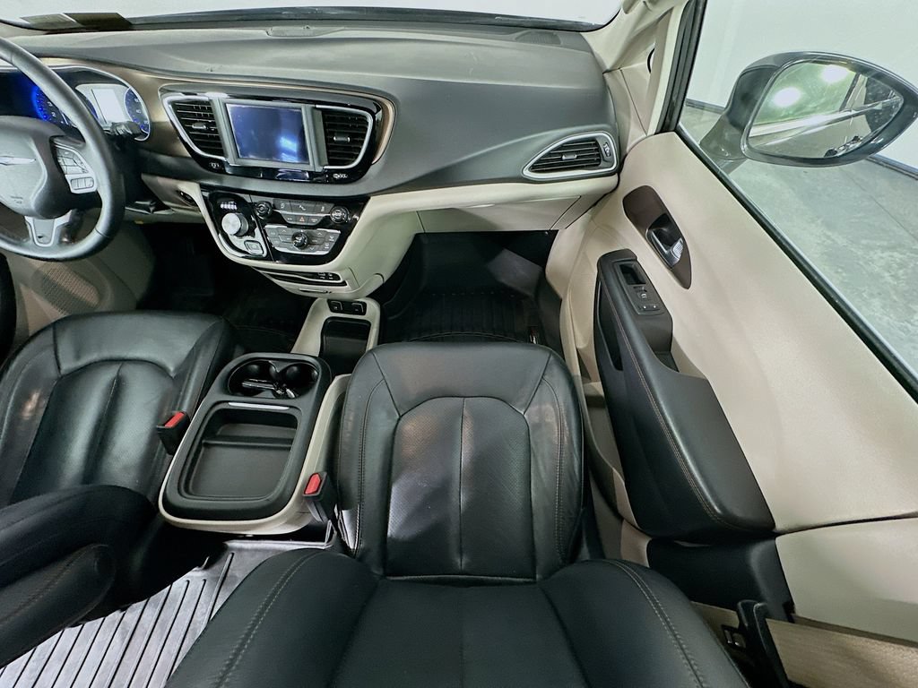 Used 2019 Chrysler Pacifica Touring-L FWD image 11