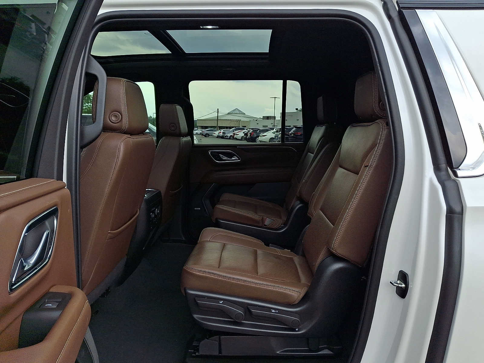 Used 2023 Chevrolet Suburban High Country w/ LPO, Illumination Package AWD/4WD image 10
