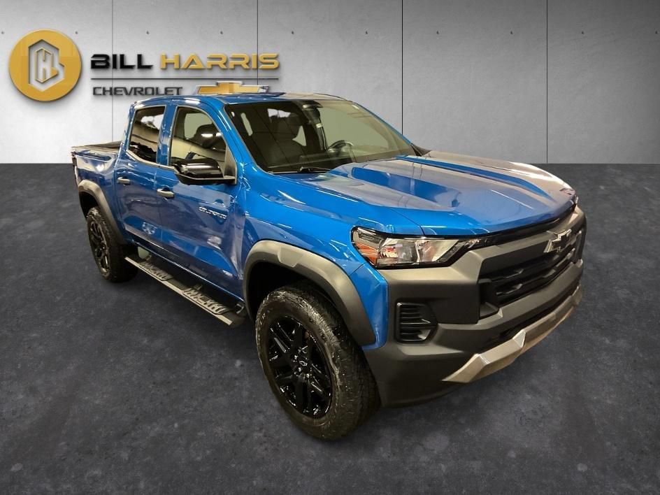 Used 2023 Chevrolet Colorado Trail Boss w/ Technology Package AWD/4WD image 8