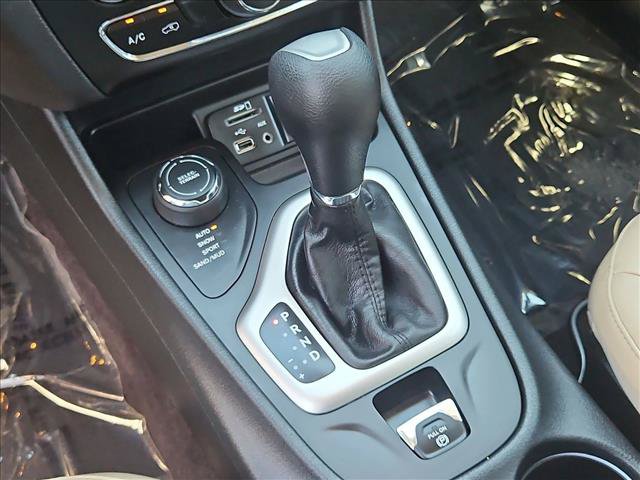 Used 2017 Jeep Cherokee Latitude w/ True North Edition AWD/4WD image 17