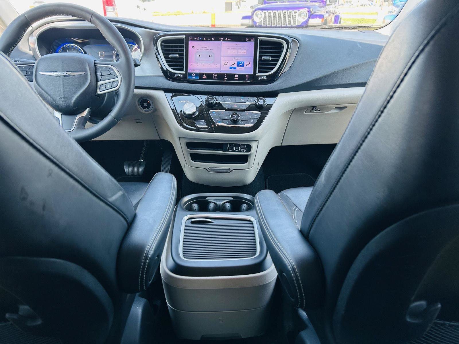 Used 2023 Chrysler Pacifica Touring-L FWD image 24