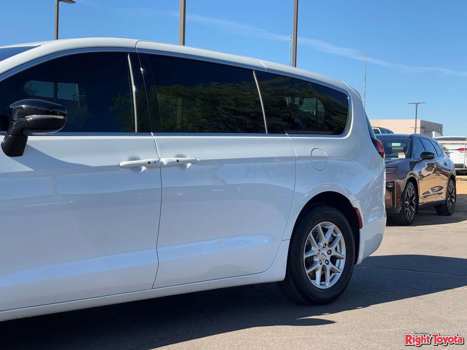 Used 2025 Chrysler Voyager LX image 8