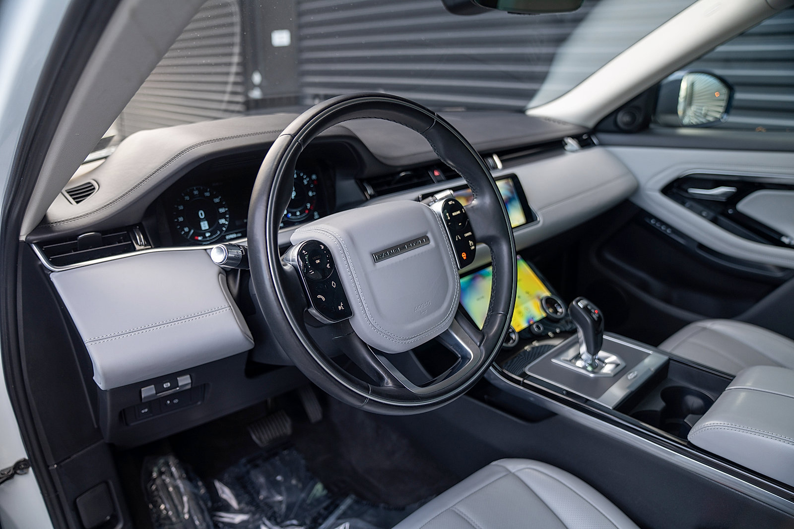 Used 2020 Land Rover Range Rover Evoque SE image 4