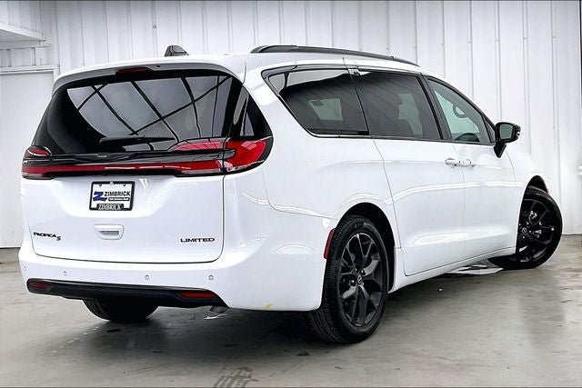 Used 2025 Chrysler Pacifica Limited FWD image 12