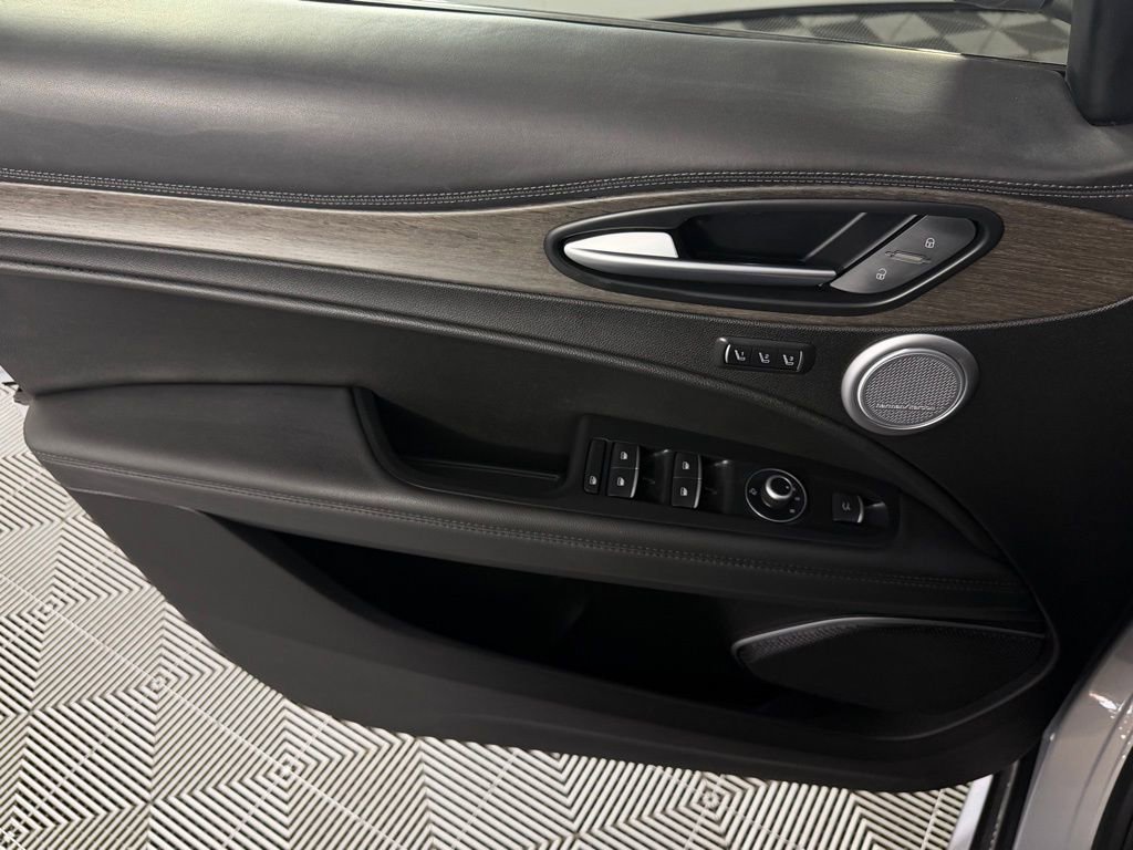 Used 2023 Alfa Romeo Stelvio Ti image 29