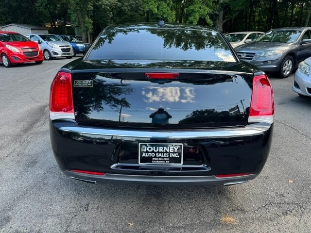 Used 2017 Chrysler 300 Limited RWD image 4