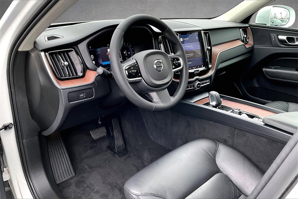 Used 2023 Volvo XC60 B5 Plus image 16