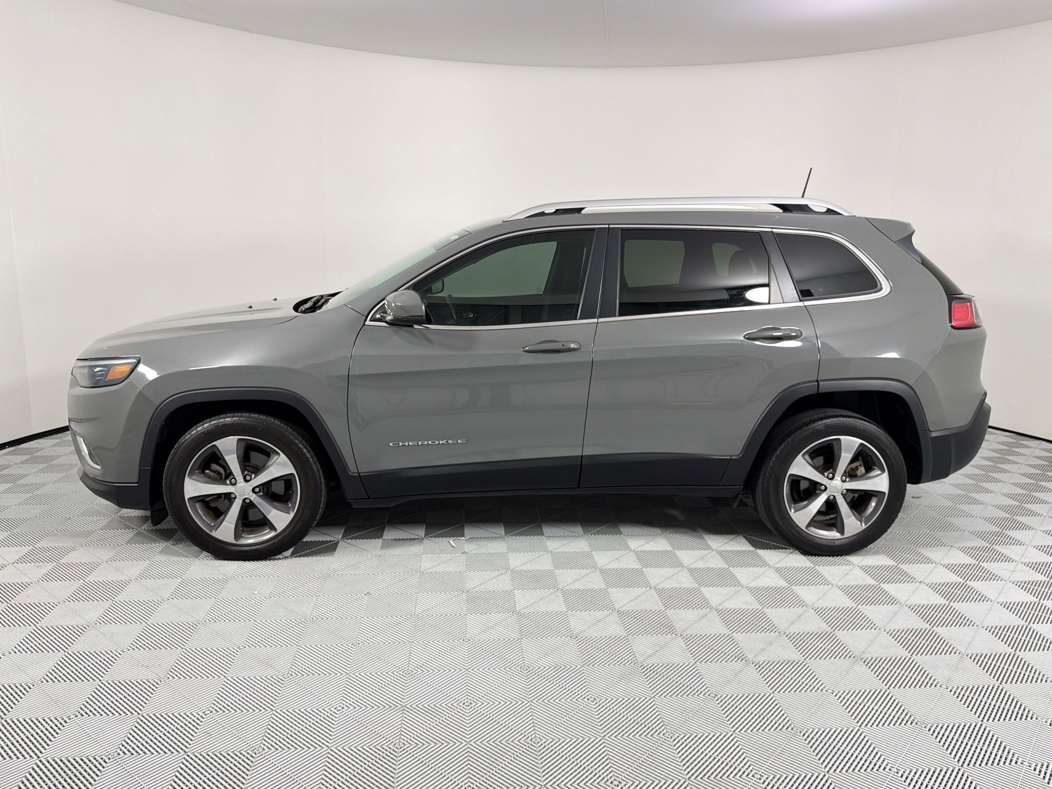 Used 2020 Jeep Cherokee Limited image 2