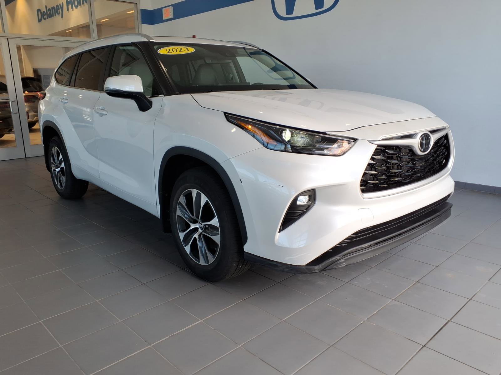 Used 2023 Toyota Highlander XLE AWD/4WD image 1