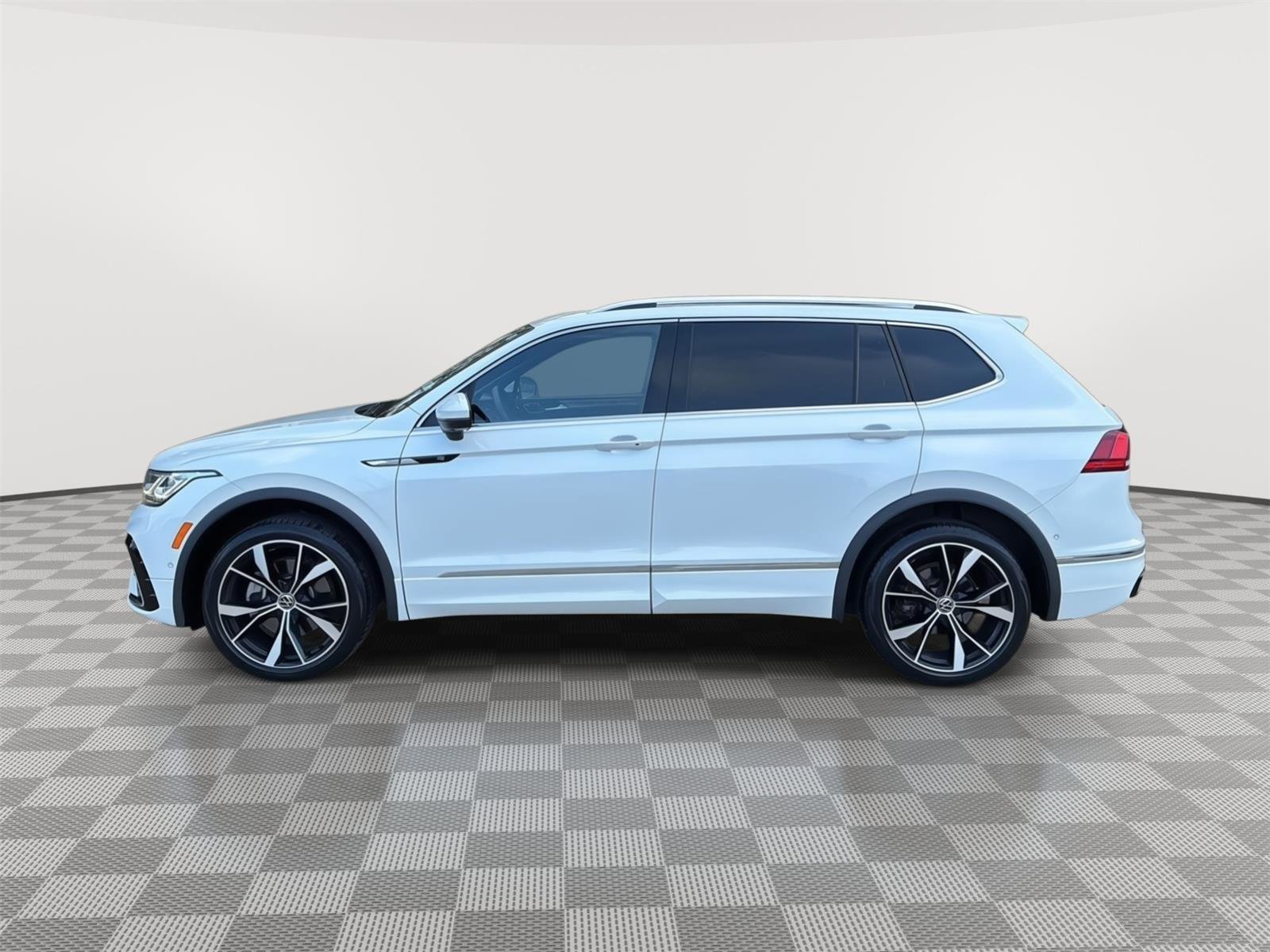 Used 2022 Volkswagen Tiguan SEL R-Line image 2