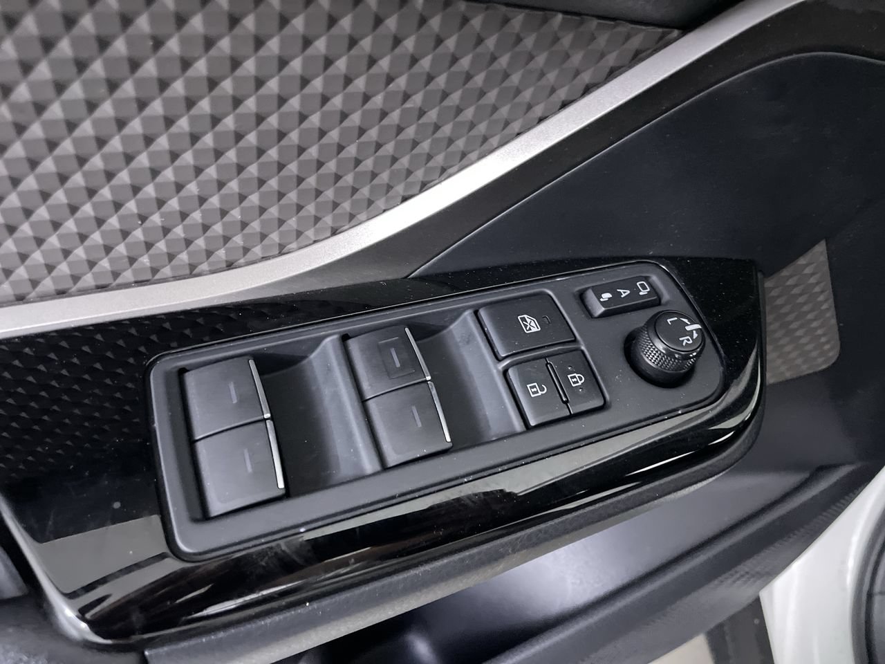 Used 2020 Toyota C-HR Limited FWD image 11