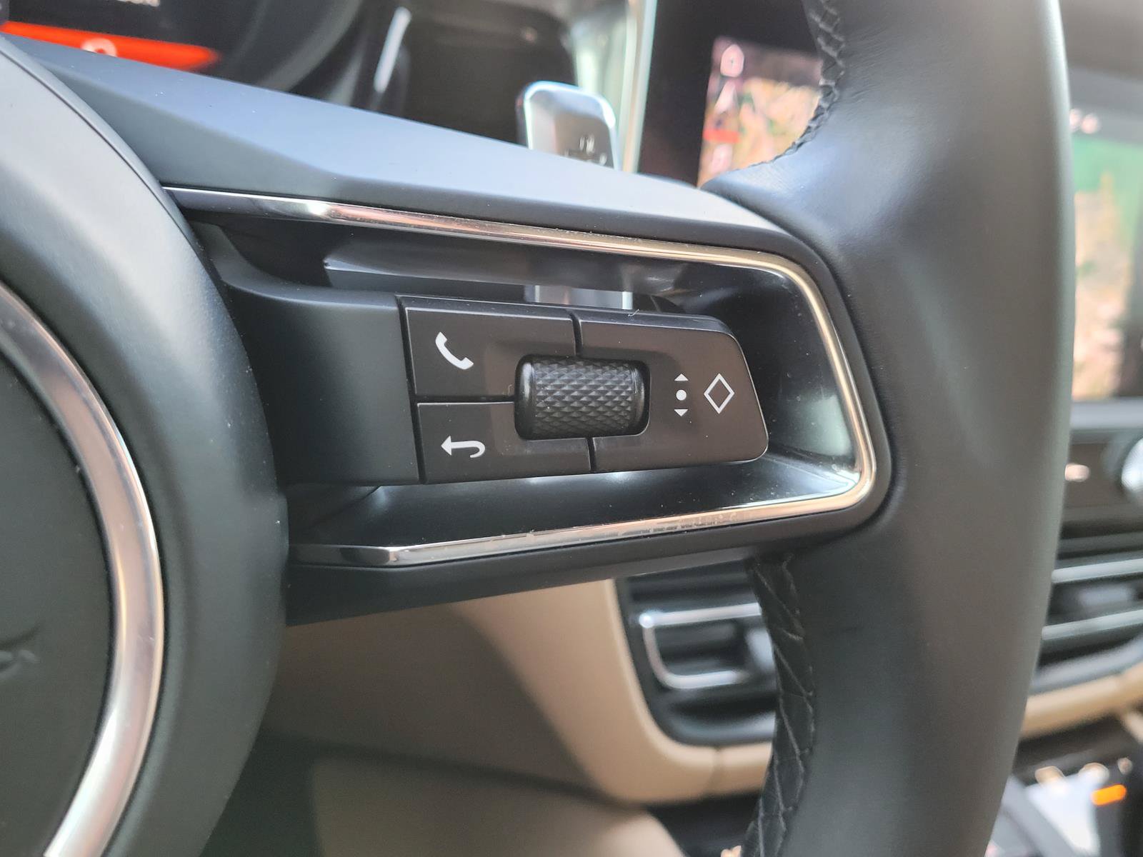 Used 2025 Porsche Macan AWD/4WD image 8