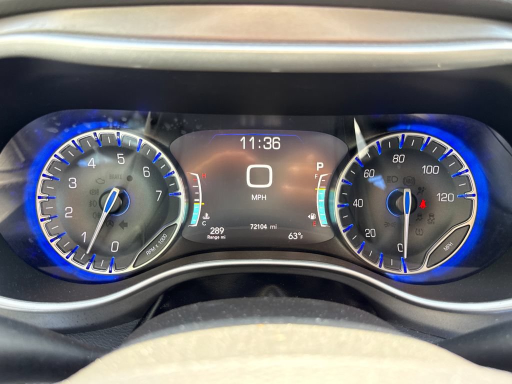 Used 2023 Chrysler Pacifica Touring-L FWD image 21