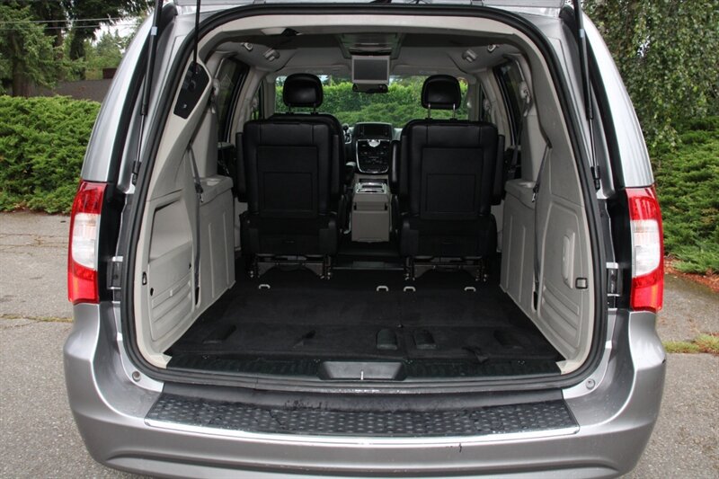 Used 2014 Chrysler Town & Country Touring FWD image 20