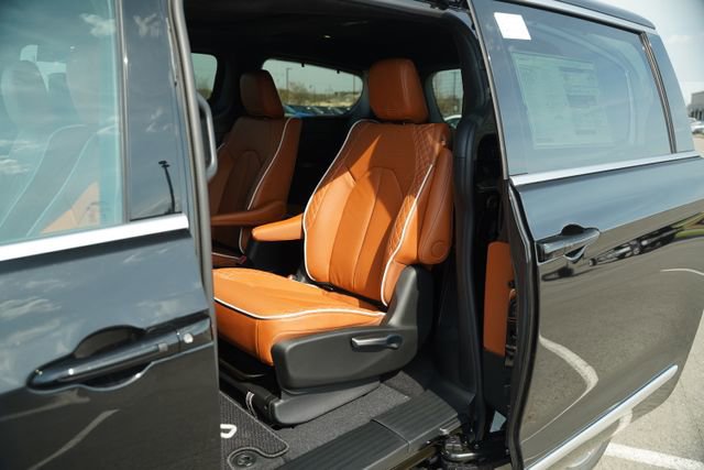 New 2026 Chrysler Pacifica Pinnacle AWD/4WD image 13