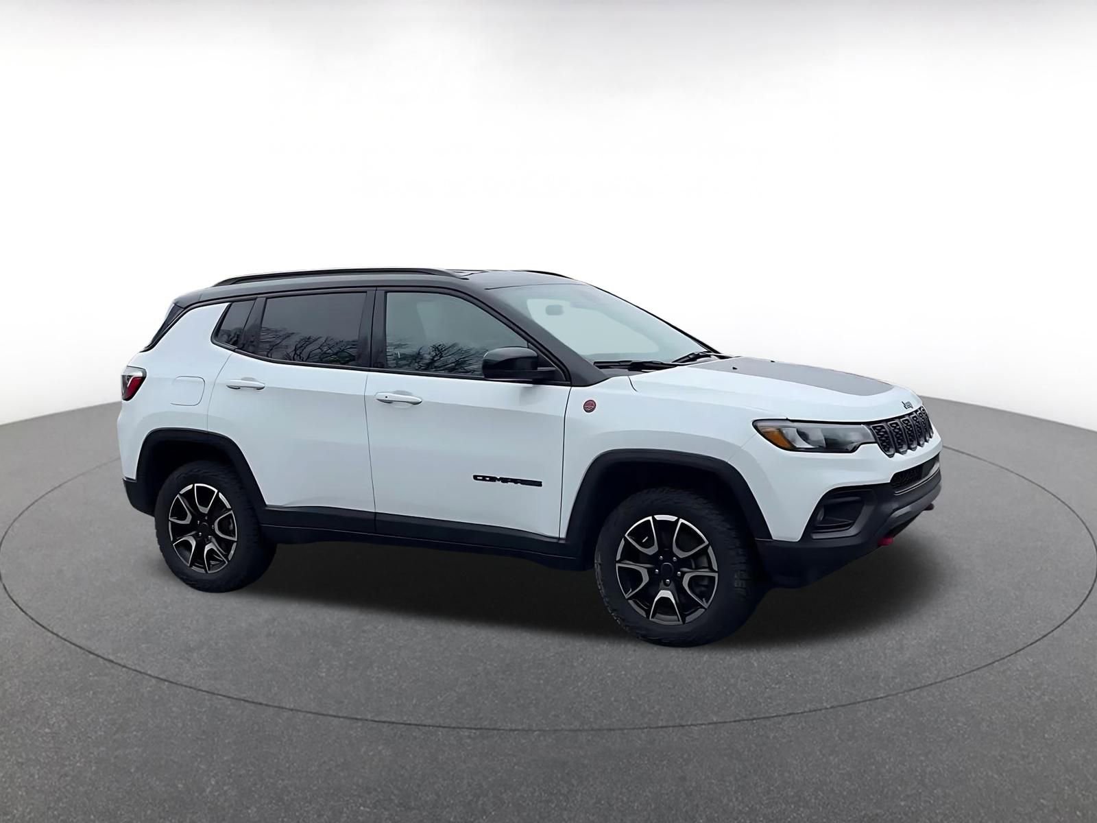 Used 2025 Jeep Compass Trailhawk image 2