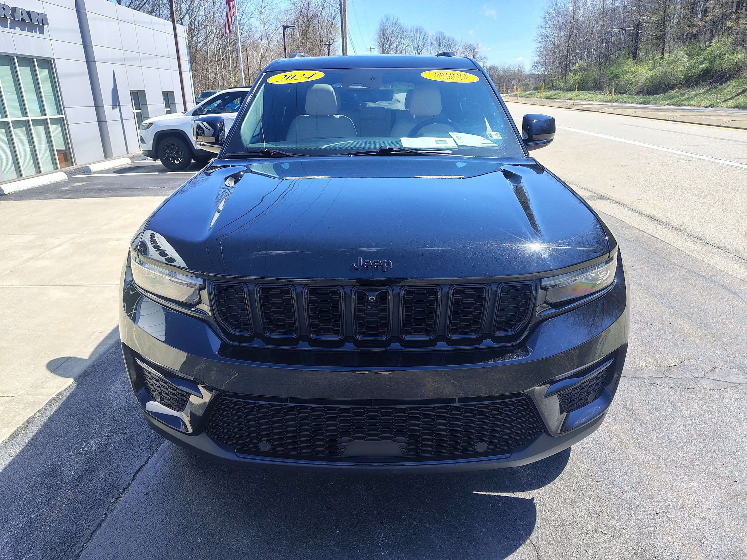 Certified 2024 Jeep Grand Cherokee Limited w/ Luxury Tech Group II AWD/4WD image 3