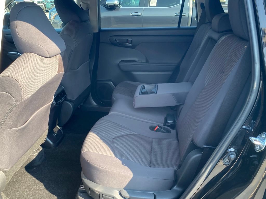 Used 2024 Toyota Highlander LE AWD/4WD image 7