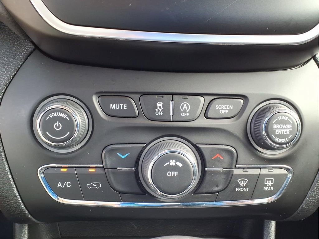 Used 2020 Jeep Cherokee Latitude Plus image 19