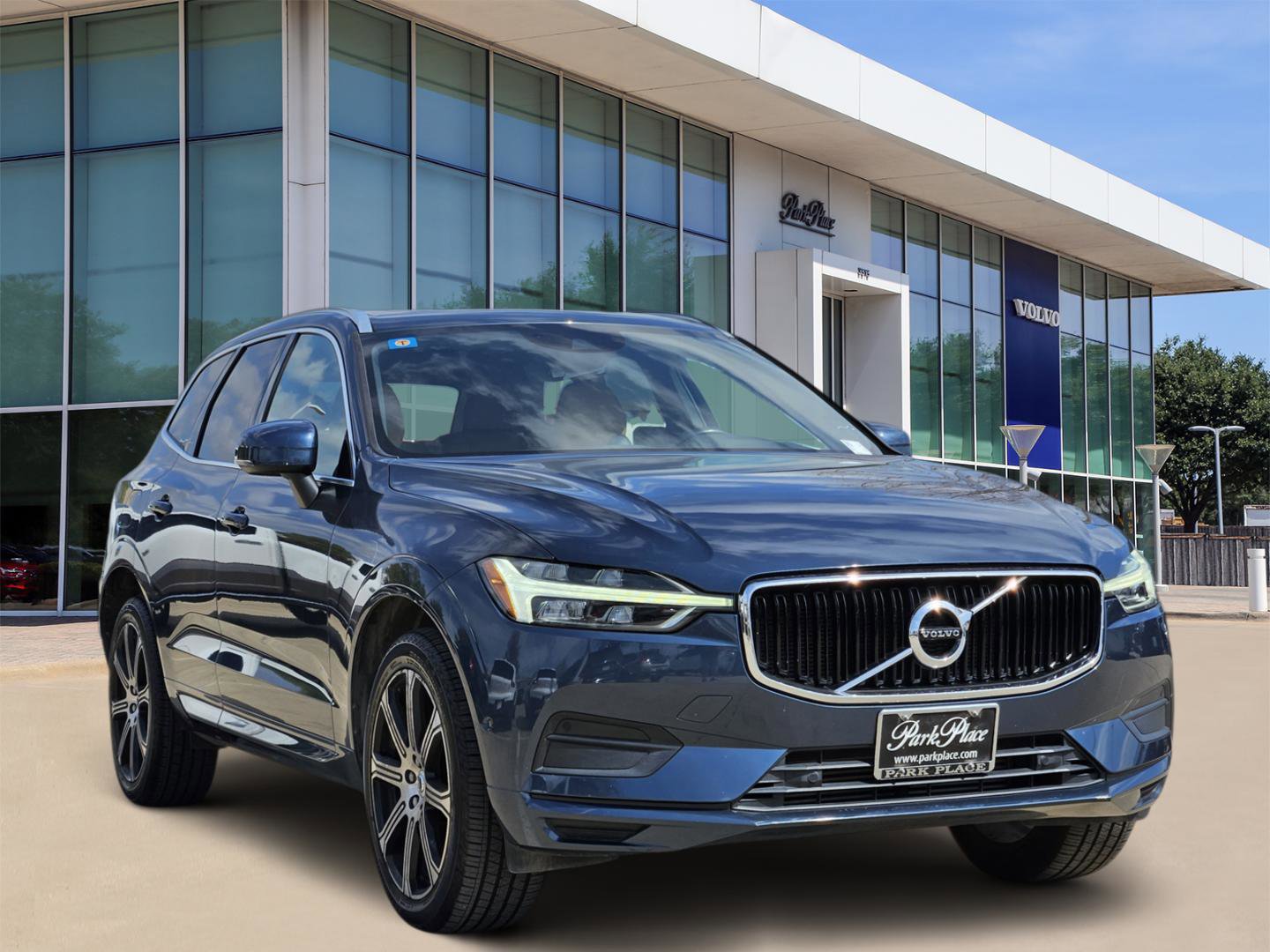 Used 2018 Volvo XC60 T5 Momentum w/ Vision Package image 2
