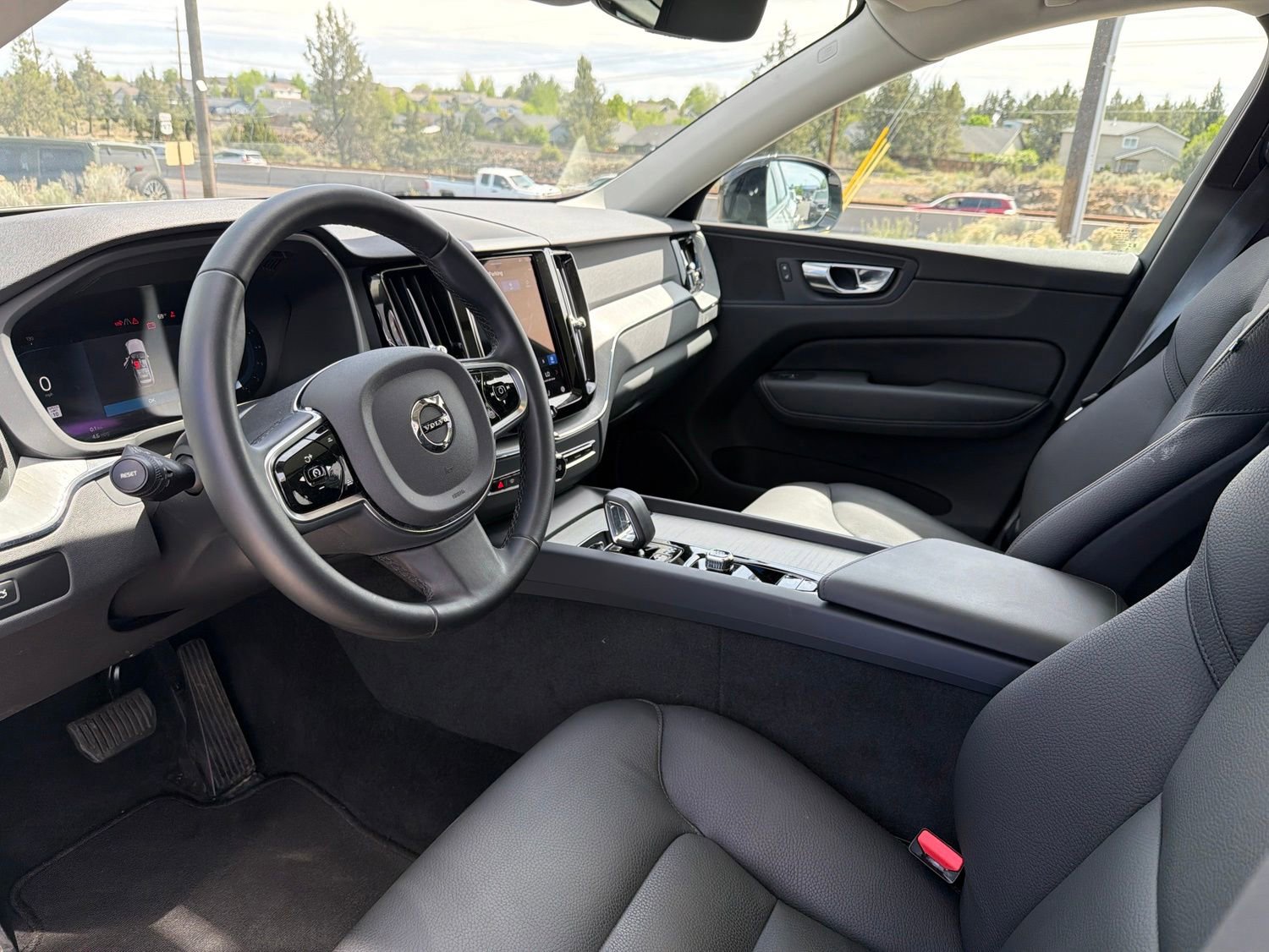 Used 2025 Volvo XC60 B5 Plus AWD/4WD image 19