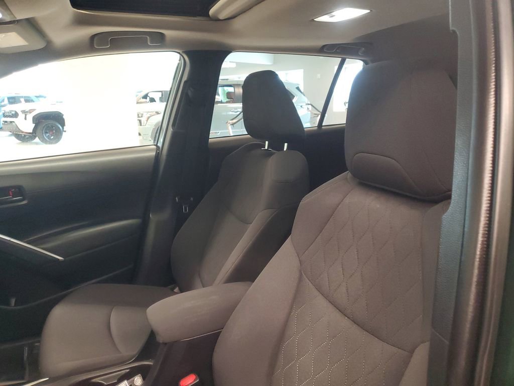 Used 2022 Toyota Corolla Cross LE w/ Moonroof Package image 16