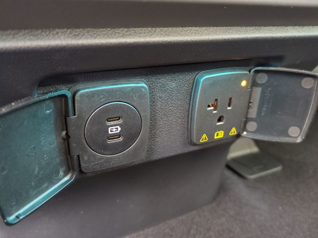 Used 2024 Ford F150 Lightning Lariat image 16