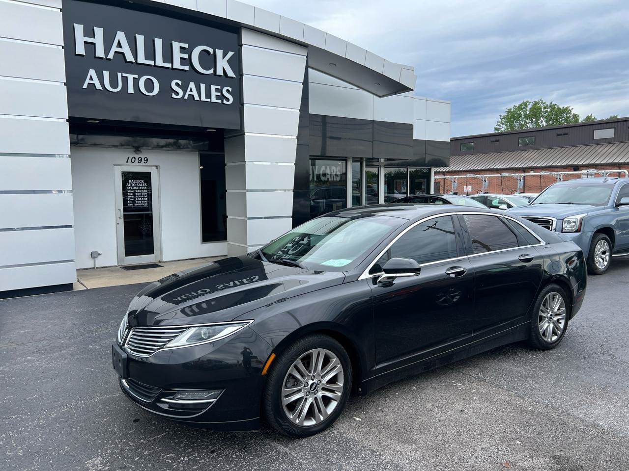 Used 2013 Lincoln MKZ FWD image 2