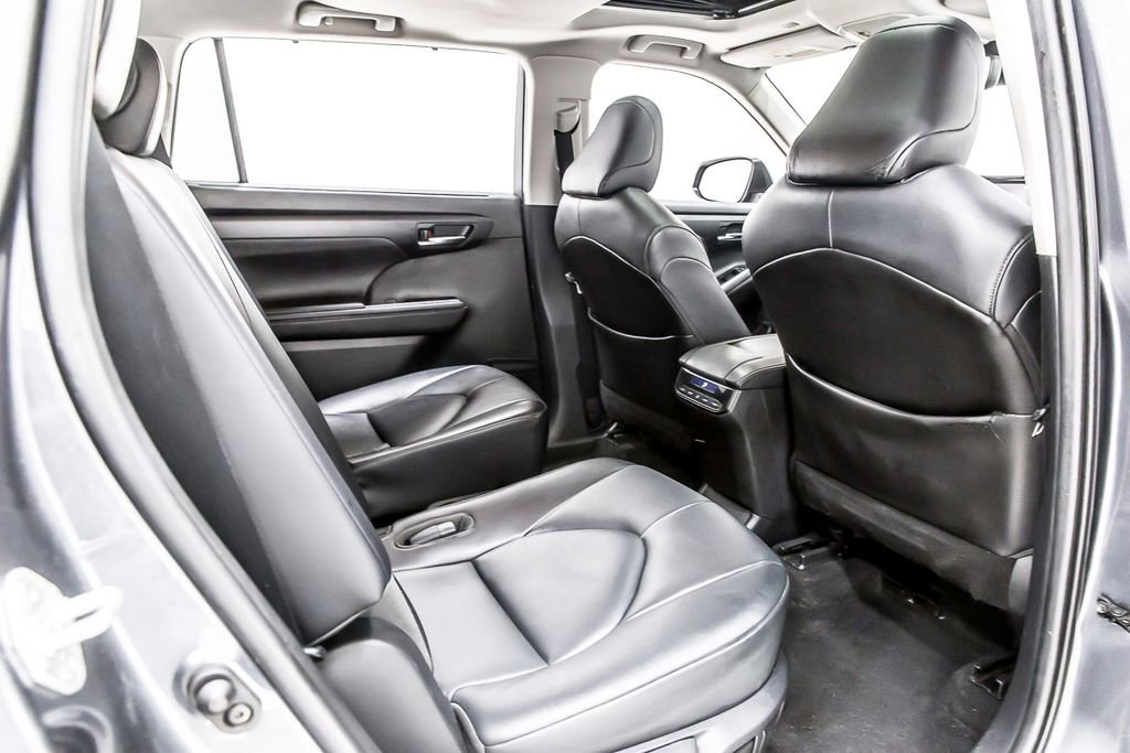 Used 2020 Toyota Highlander XLE FWD image 32