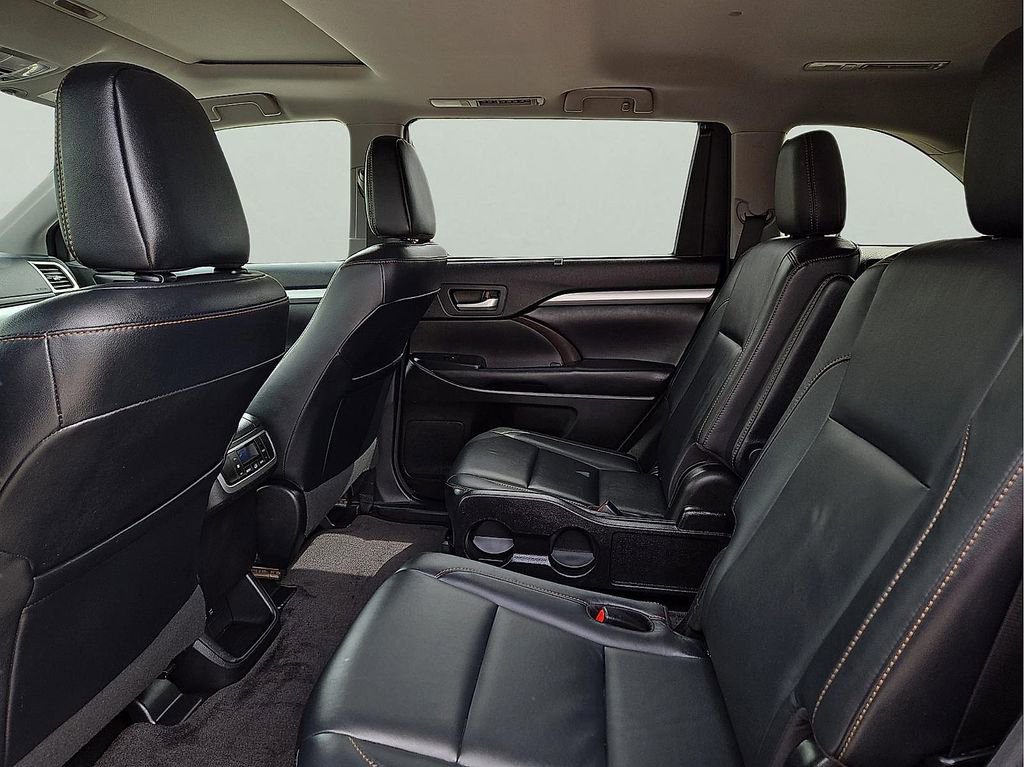 Used 2018 Toyota Highlander XLE AWD/4WD image 11