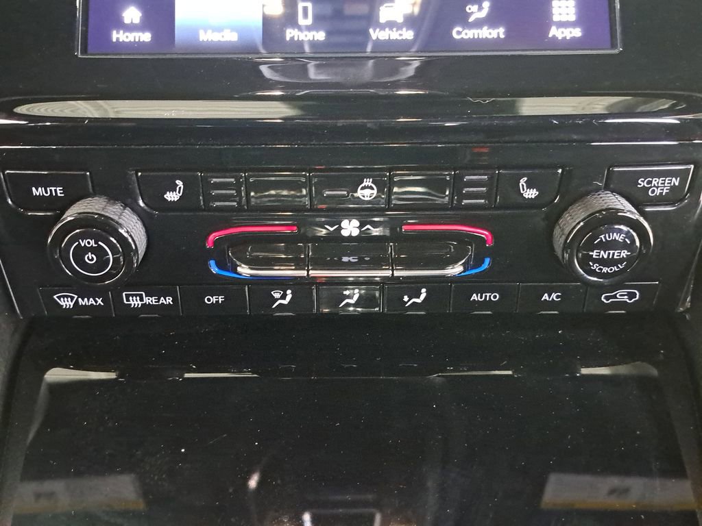 Used 2025 Jeep Grand Cherokee Laredo w/ Luxury Tech Group I image 24