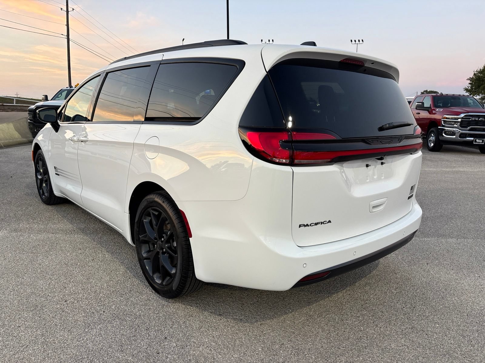 New 2027 Chrysler Pacifica Select FWD image 4