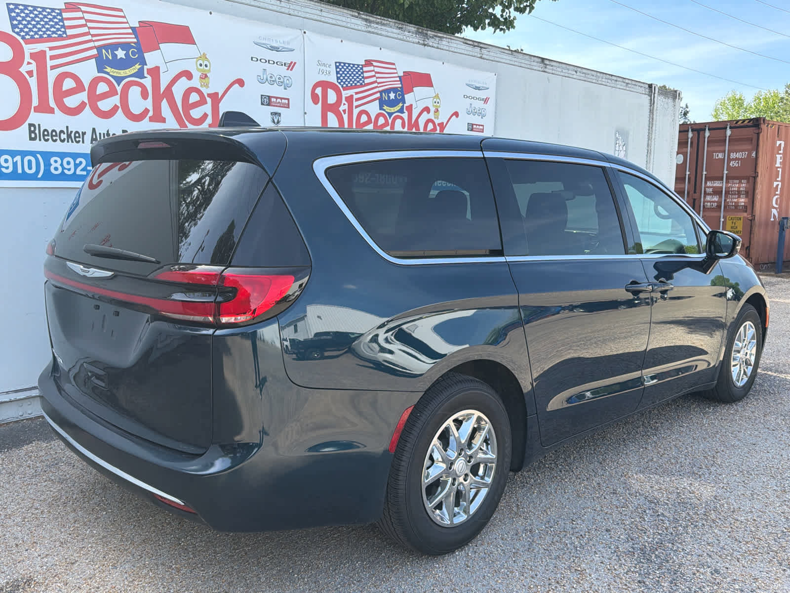 Used 2025 Chrysler Pacifica Select FWD image 3