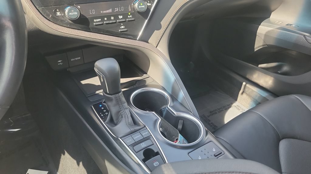Used 2018 Toyota Camry XLE FWD image 16