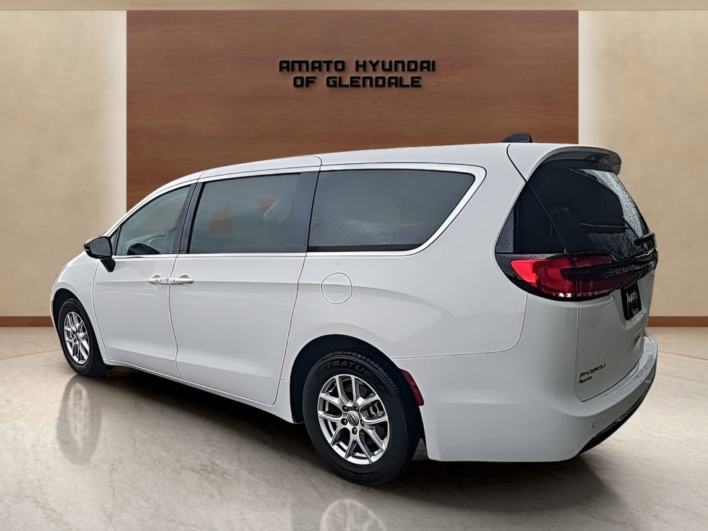 Used 2024 Chrysler Pacifica Touring-L FWD image 3