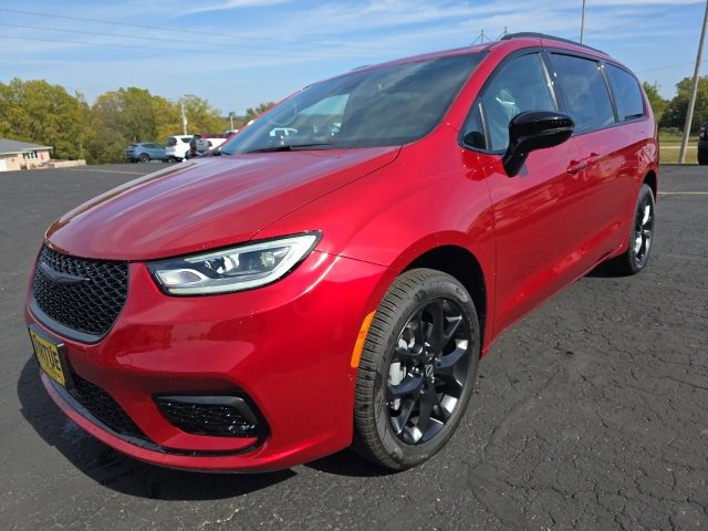New 2026 Chrysler Pacifica Limited w/ S Appearance Package image 3