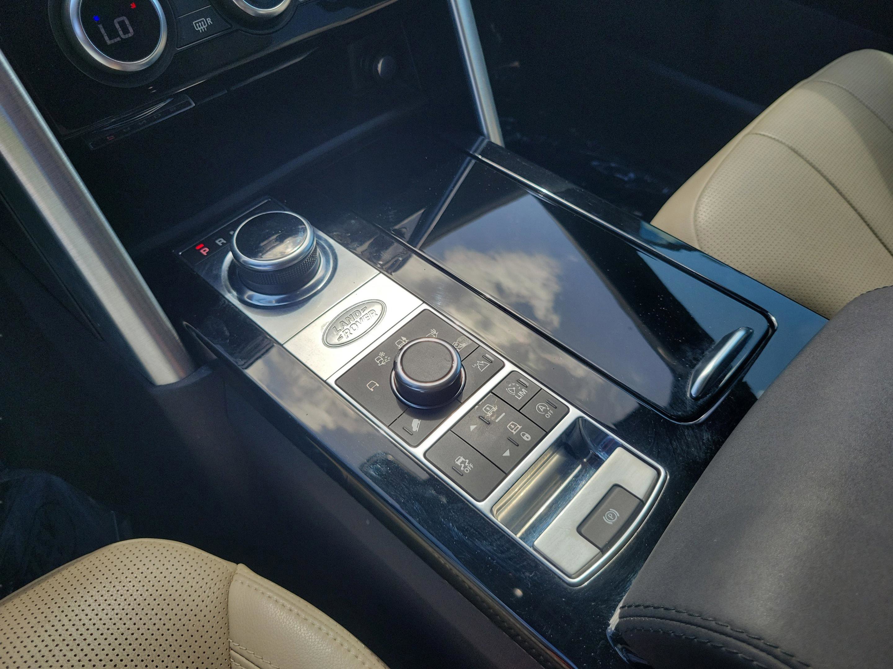 Used 2018 Land Rover Discovery HSE image 14