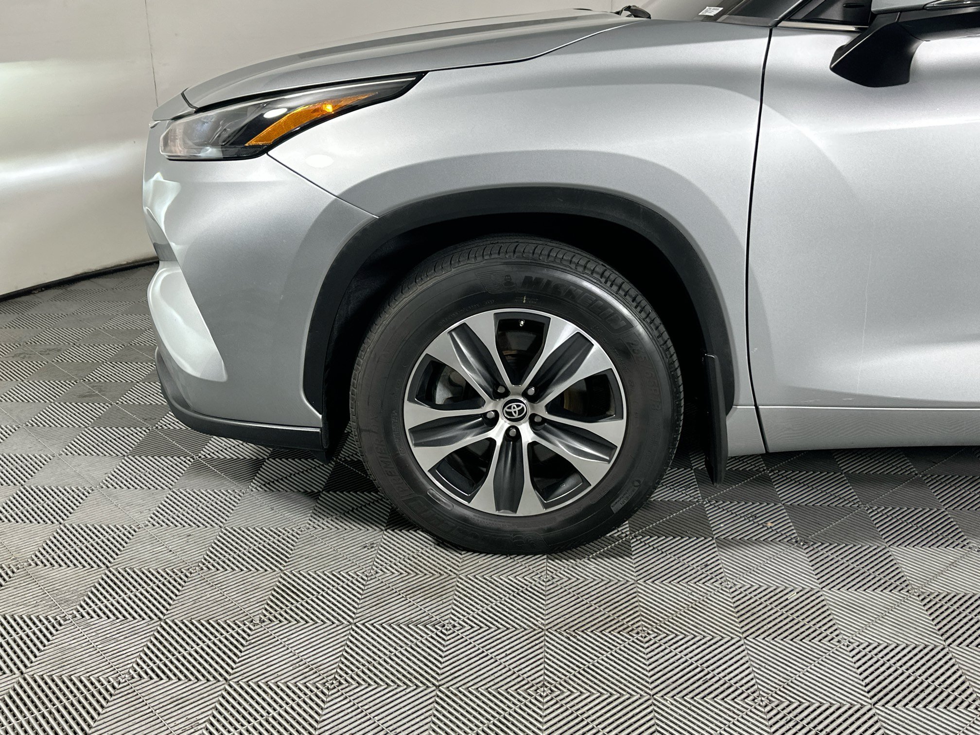 Used 2023 Toyota Highlander XLE FWD image 11