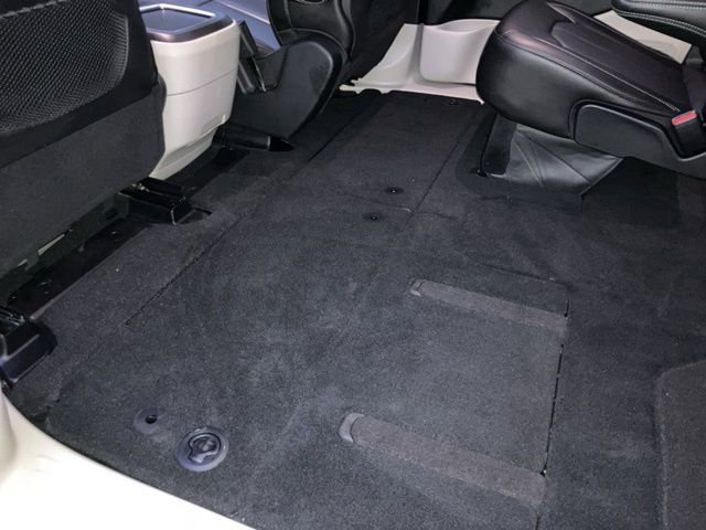 Used 2023 Chrysler Pacifica Touring-L image 21